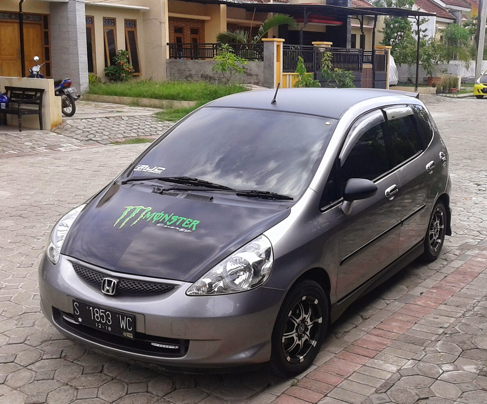 Cutting Sticker Mobil Warna Grey Modifikasi Style