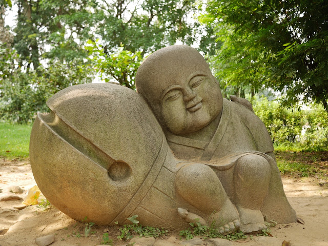 sculpture at West Lake in Fuzhou