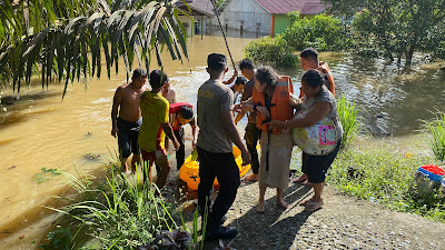 Aksi Samapta Polres Landak Membantu Warga Terdampak Banjir