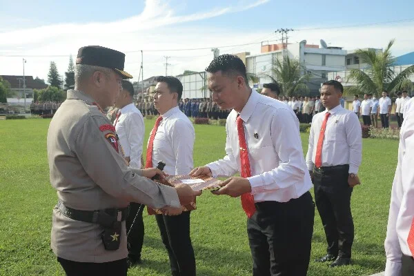 Kapolda Irjen Setyo Bidoyanto memberikan penghargaan kepada 16 anggota Polri dan 1 orang ASN Kemenpora. (Foto istimewa)