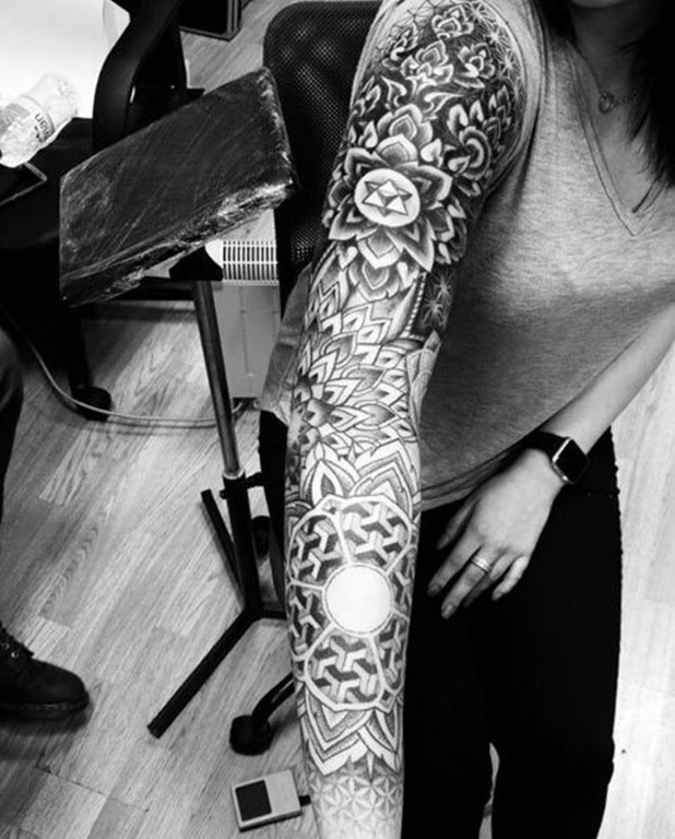 esta_mandala-pesada_luva_cheia_de_tatuagem