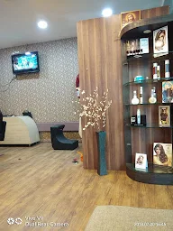 Q professional hair and beauty studio photo 3