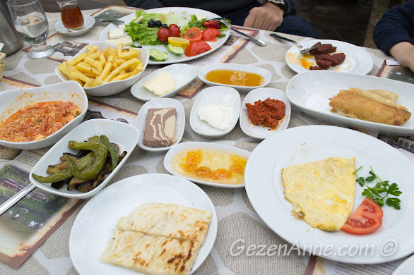 serpme kahvaltı: peynirler, börekler, gözleme, bal, kaymak, helva, reçel, tereyağ, ezme, omlet, menemen, patlıcan, biber, patates kızartmaları, sucuk, Natürköy Sapanca