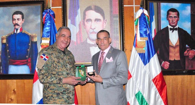 PRESIDENTE DE LA DNCD REALIZA VISITA A COMANDANTE GENERAL DEL EJÉRCITO 