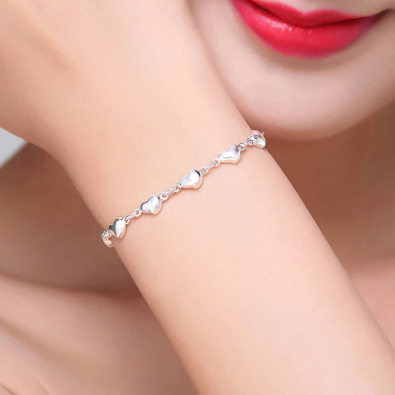 Dames New Ins Small Crowd Design Love Armband. Een subtiele, modieuze armband voor elke vrouw. Een perfect cadeau om je liefde te tonen.