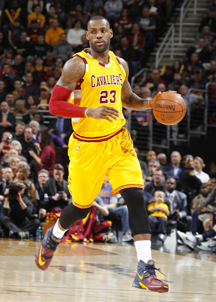 LeBron James Debuts Faded LeBron 13 Cavs PE in Win vs Spurs