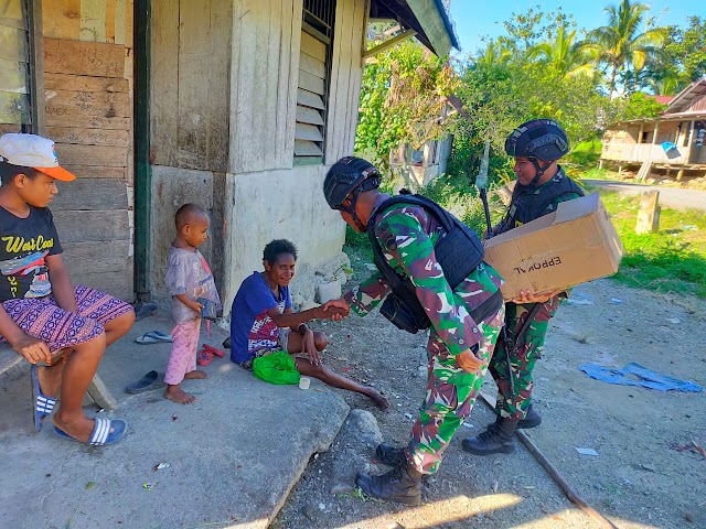 Berbagi Kebahagiaan Menjelang Nataru Satgas Pamtas Yonif 126/KC Bagikan Pakaian Kepada Masyarakat Perbatasan Papua