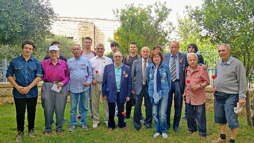 01 ветераны и школьники с Генконсулом Игорем Поповым.jpg