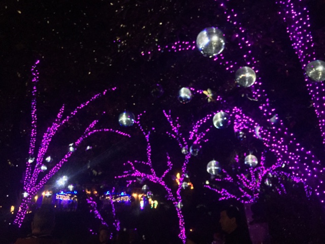 An L.A. Mama: LA Zoo Lights Take Holiday Lights to Another Level (Giveaway)