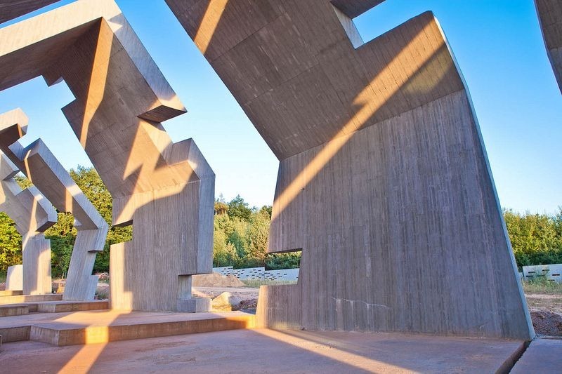 mausoleum-martyrdom-of-polish-villages-5