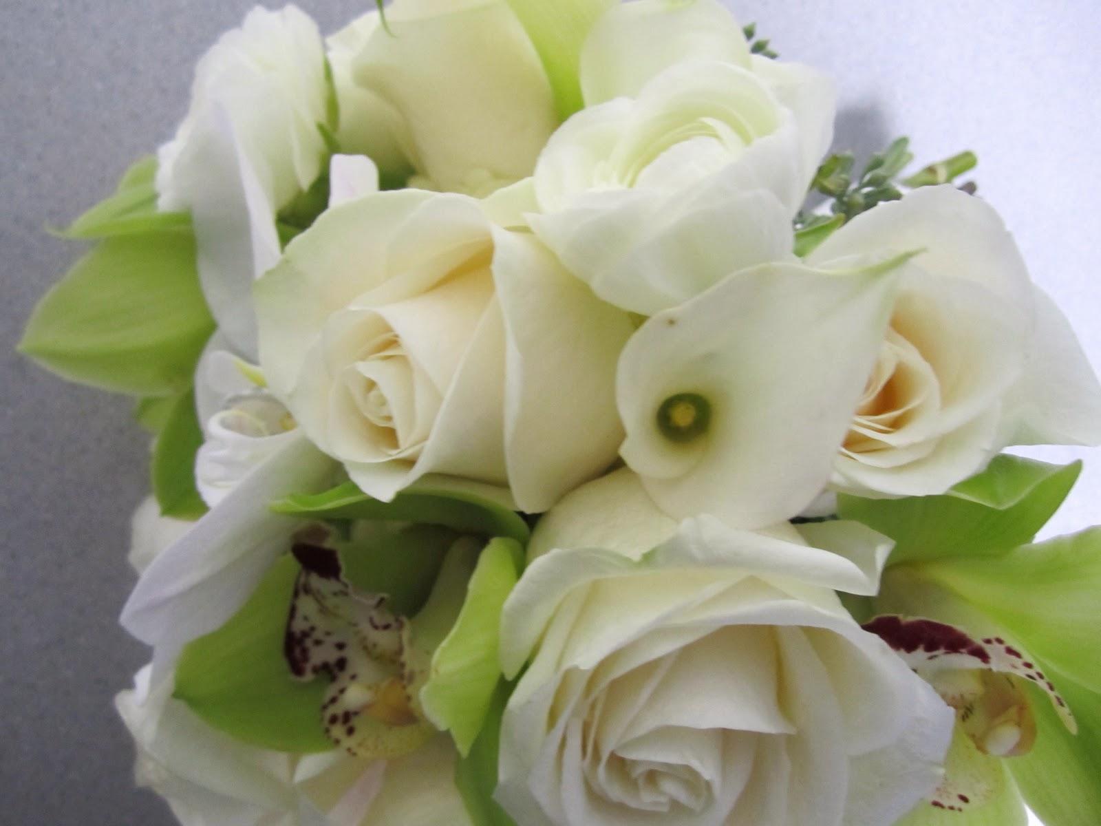 mini white calla lilies,