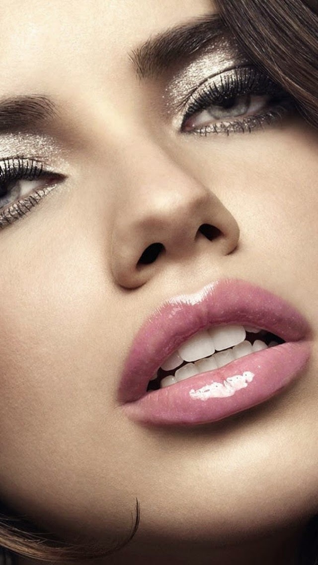 PLUS-Adriana-Lima-closeup-1136x640.jpg