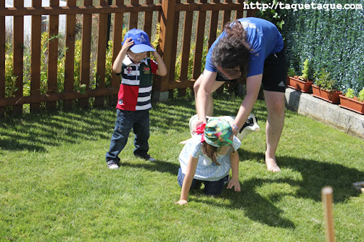 David jugando con Borja y Paola en el jardín de su casa en Santiago de Compostela