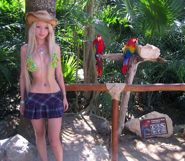 فتاة باربي/une fille poupée/Girl doll Real-life-barbie-doll-12