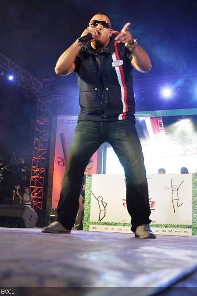 A singer gets into his element at 'Alegria Festival', held at Pillai College in New Panvel on February 1, 2013. (Pic: Viral Bhayani)