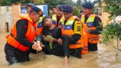 Tim SAR Brimob Aramiah Terjun Kelokasi Banjir Evakuasi Masyarakat