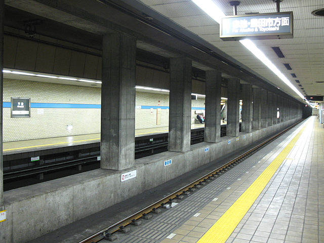 파일:external/upload.wikimedia.org/640px-Nagoya-subway-T19-Hirabari-station-platform-20100316.jpg