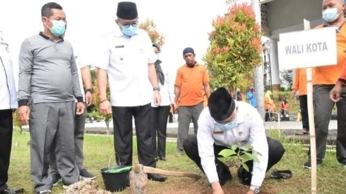 Percantik Taman Kota, Pemko Padang Tanam 1.800 Bibit Pohon Buah.