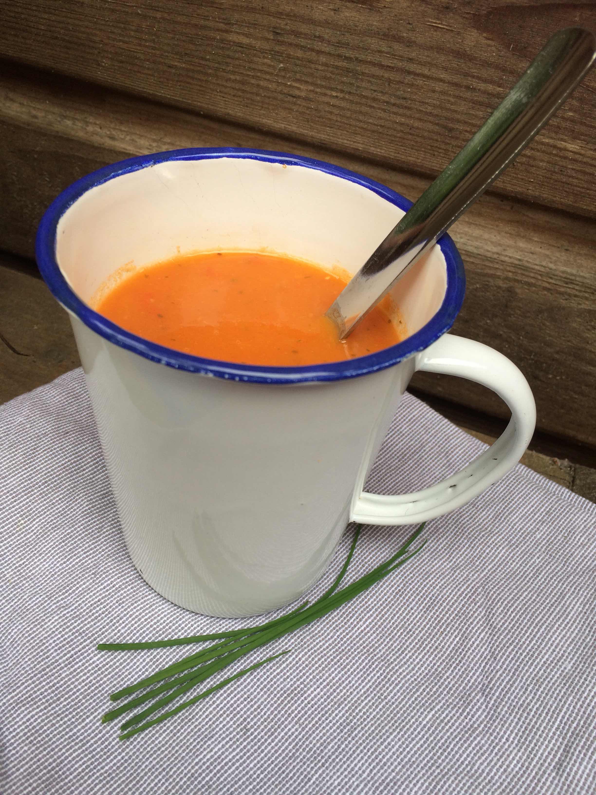 Zelfgemaakte tomatensoep van verse tomaten met tijm en salie