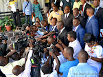 Des opposants congolais à Kinshasa, le 27/04/2015 devant le siège de la Ceni. Radio Okapi/Ph. John Bompengo