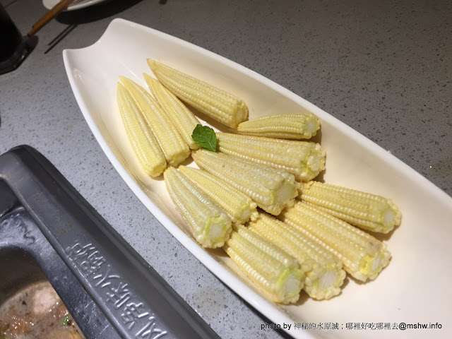 【食記】台中海底撈火鍋 HaidilaoTaiwan 教戰守則?@西屯大遠百-捷運BRT新光遠百 : 美甲.按摩.京劇變臉與貼心服務...這就是四川的餐飲業?不過價格都幫你加在菜單上了XD 區域 中式 冰品 冰淇淋 午餐 台中市 晚餐 海鮮 火鍋/鍋物 西屯區 飲食/食記/吃吃喝喝 麻辣 