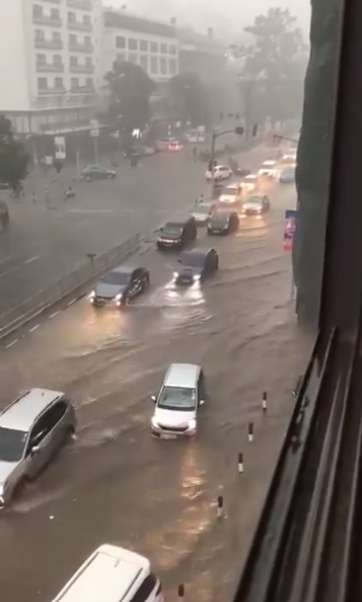 Road flooded with water after heavy rains in Nairobi