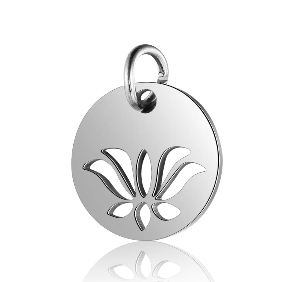 Pingente de lótus em aço inoxidável, serenidade e beleza duradouras. Joia espiritual resistente e elegante, ideal para qualquer momento.