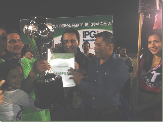 El equipo Real Tamarindos recibió el trofeo de campeón de parte del presidente de la Liga, ingeniero Crisóforo Tinoco Bahena.