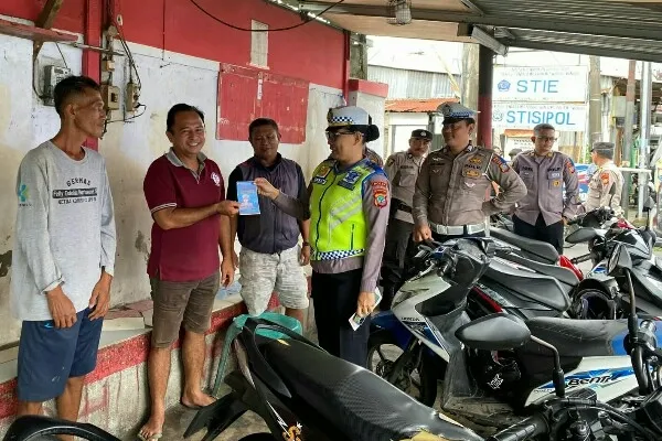 Jumlah pelanggaran terbanyak untuk kategori kendaraan roda 2 adalah tidak menggunakan helm berstandar SNI, disusul dengan penggunaan knalpot tidak sesuai spesifikasi dan pengendara dibawah umur. (Foto istimewa)