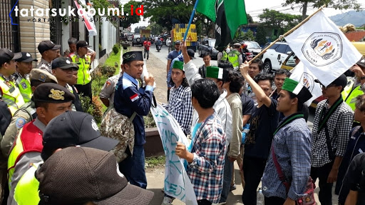 
Mahasiswa Demo Kejari Sukabumi, Usut Tuntas Kasus Korupsi Beras Rakyat BPNT
