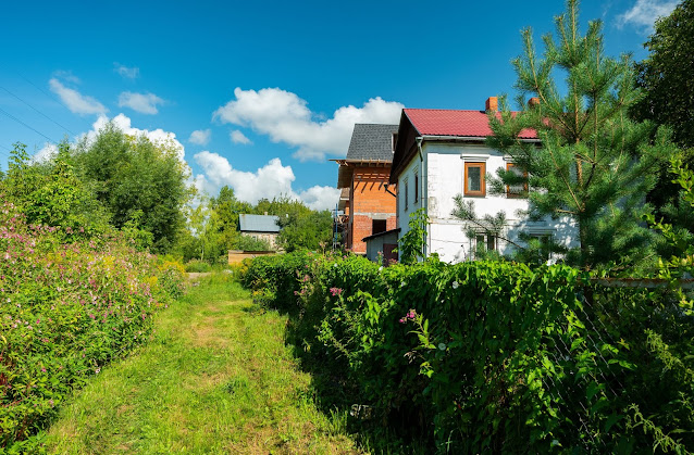 На переднем плате ул. Овражная, 11б