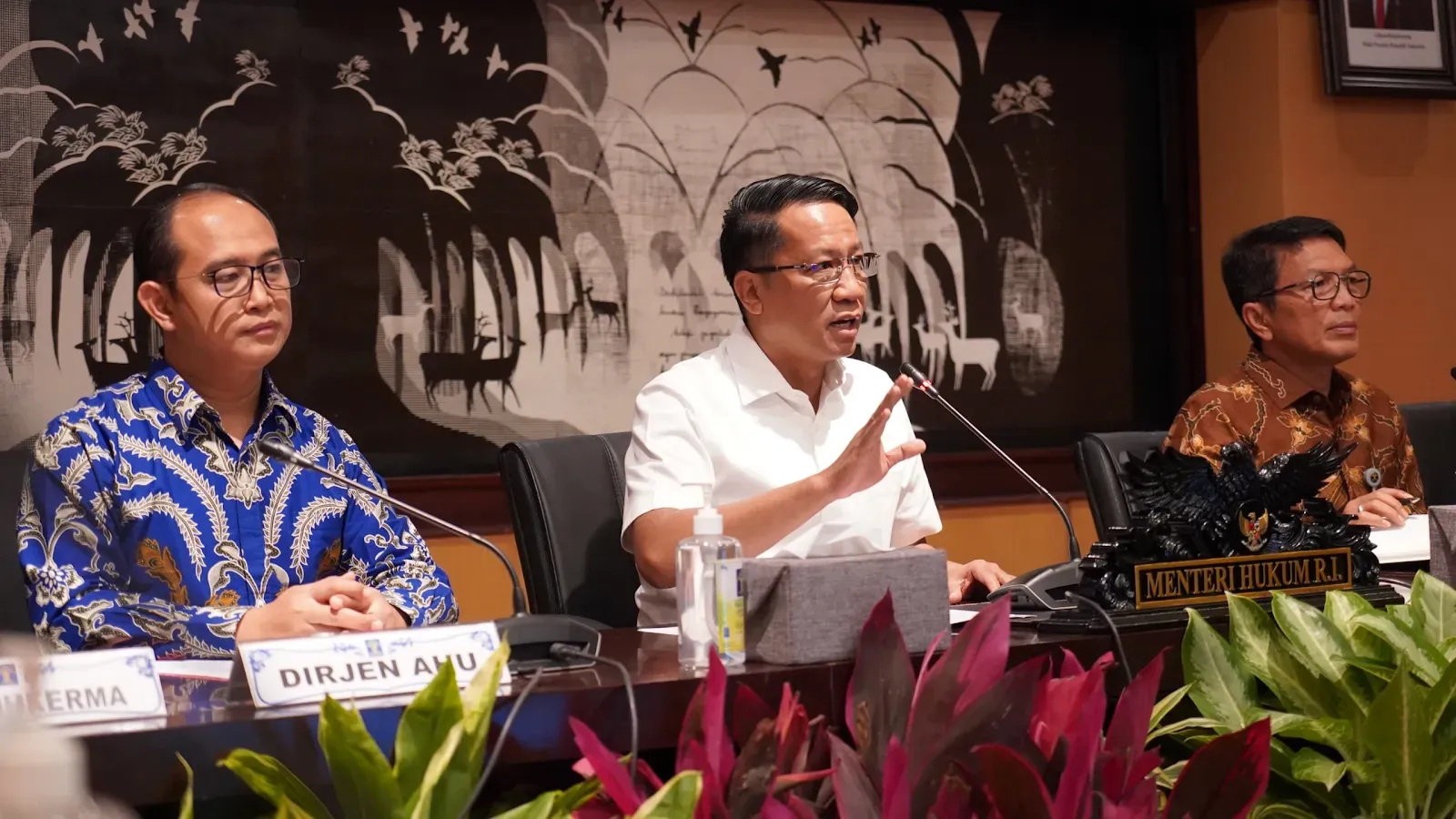 Supratman Andi Agtas (tengah) saat memberikan keterangan pers di gedung Kementerian Hukum (Kemenkum), Rabu (29/01/2025). (Foto istimewa)