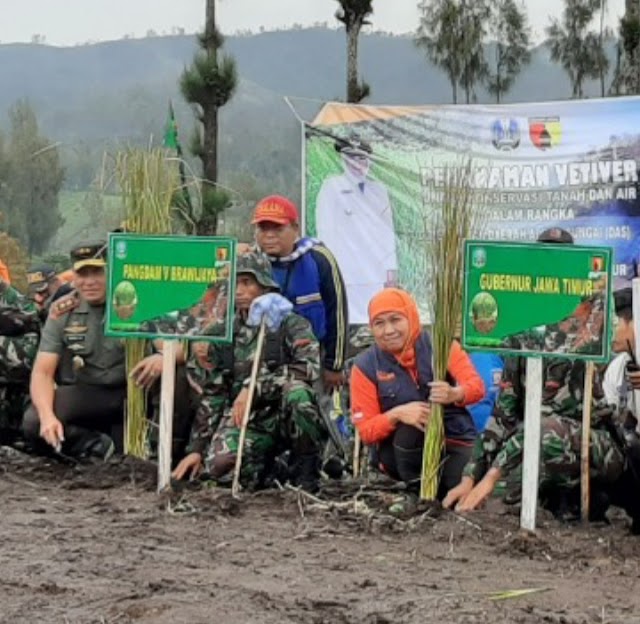 GUBERNUR JATIM DAN PANGDAM TANAM 50 RIBU VERTINER DI LERENG GUNUNG SEMERU