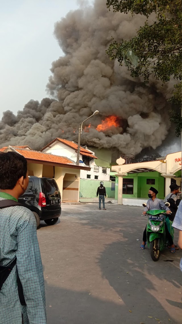 GEDUNG SMP RAUDHATUL JANNAH BEKASI TIMUR TERBAKAR