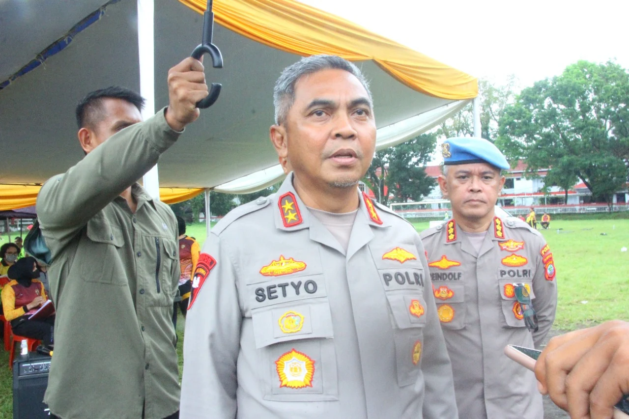 Kapolda Sulawesi Utara (Sulut) Irjen Pol Setyo Budiyanto memantau langsung pelaksanaan tes kesamaptaan jasmani seleksi Sekolah Inspektur Polisi (SIP) angkatan 52 tahun 2023, Kamis (26/1) pagi, di lapangan KONI, Kota Manado. (Foto istimewa)