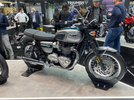 There are various updates connected to the new Triumph Bonneville T120 , including a refined set-up and an advanced 1,200cc twin-cylinder engine. The model can be seen at EICMA , the International Two-wheeler Exhibition accessible to visitors from 25 to 28 November 2021. The aforementioned engine also animates the new and equally sought-after Triumph Bonneville T120 Black .  The motorbike Already looking at the profile of the Bonneville T120 you can see the elegant, classic and recognizable style, highlighted by chrome finishes. There are three matching color variants, being able to choose between a Jet Black solid color or the Cordovan Red / Silver Ice and Cobalt Blue / Silver Ice combinations , with a hand-painted gold-colored line . It also highlights a set of 116 original Triumph accessories that can be combined with the Bonneville T120 range. The headlight frame, the mirrors, the direction indicators, the fuel cap, the silencers and the fender holder are all characteristic parts. Also noteworthy is the sculpted tank with grooves for the knees and a new three-bar chrome metal badge. The seat features a contrast stitching with a ribbed section and an embossed Triumph logo. The instrumentation consists of a double dial and 3D graphics with Bonneville logos and a traditional look. Also visible is a multifunction digital display that offers various information, including the status of the cruise control, the gear engaged and the driving modes. The management is done using a scroll button attached to the handlebar. The new Bonneville T120 Blackinstead, it is recognizable by the total-black details and elements, such as the headlight frame, mirrors, directional indicators, engine covers, grab handle, exhaust and rims, as well as a long brown saddle with the Triumph logo in evidence. This can be in Jet Black or in Matt Jet Black Matt Graphite with a hand-placed silver tone finish line.    Technique and technology The headlight includes LED daytime running lights , but there is also a USB charging socket in the saddle and internal wiring designed to be able to adopt heated grips, an engine immobilizer built into the key and a torque-assisted clutch. Solutions also include updated Rain and Road riding modes and a cruise control system that can be activated with a dedicated button. The refinement is linked to a weight saving of 7 kg, as reported, to the advantage of the agility of the specimen, considering the different technological solutions, an advanced braking system with solutions in the front area of ​​the Brembo type with double disc and sliding calipers 2-piston, then new-generation ABS and switchable traction control, and finally lightweight 18-inch and 17-inch aluminum rims.    Motor The two-cylinder engine is 1,200 cc , the weight is contained and there is also a new crankshaft and an advanced cooling system, in compliance with Euro 5 . Power reaches a peak of 80 horsepower at 6,550 rpm and torque is 105 Nm from 3,500 rpm.