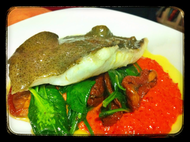 Rodaballo con espinacas, tomate seco y piquillos restaurante a domicilio Mejor en casa Rodaballo con espinacas, tomate seco y piquillos restaurante a domicilio Mejor en casa
