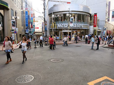 お店の近くのマクドのある５差路