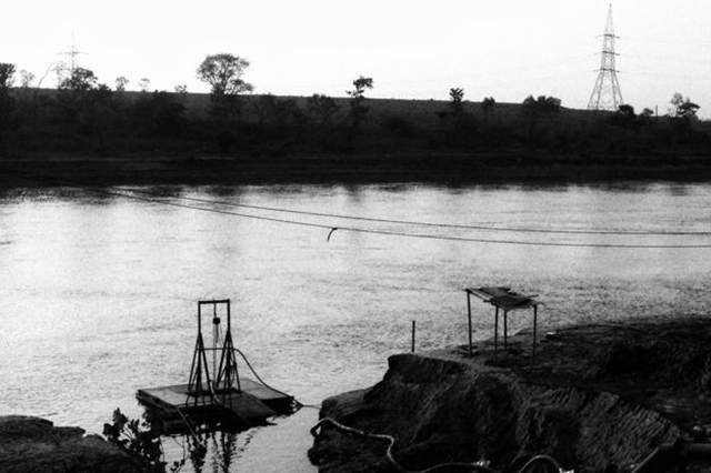 On 11 March 2016, extensive drought forced Farakka town in India's West Bengal state to pump water from the Ganges river for washing and cleaning. Photo: Ronny Sen / BBC News