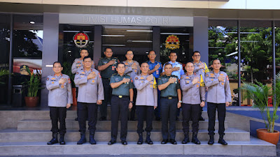 Kadiv Humas Terima Kunjungan Kapuspen TNI, Sinergitas Kunci Lewati Tantangan