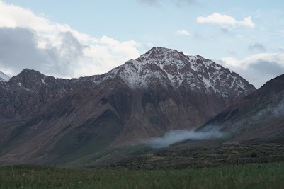 Abendlicher Blick aus dem Zelt auf einen 4.200m Berg