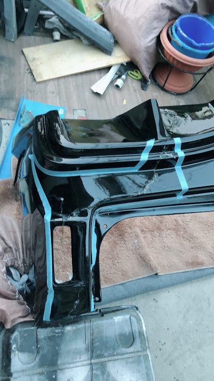 NV350キャラバンのFRP 修理・出会って３秒で破壊・心が折れ田に関するカスタム事例の投稿画像4枚目