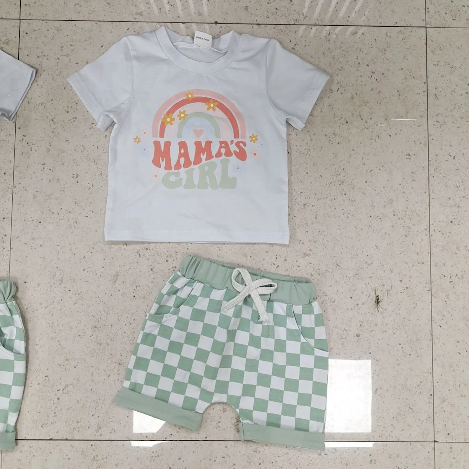 Conjunto xadrez de shorts com mangas curtas para meninas. Ideal para o verão, confortável e estiloso, perfeito para brincar e passear.
