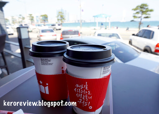 รีวิว เที่ยวเกาหลี - ร้านกาแฟฮอลล์ลี่ ชายหาดควังกาลี เมืองปูซาน เกาหลีใต้ (CR) Review Korea Travel - Hollys Coffee at Gwangalli Beach, Busan, South Korea.