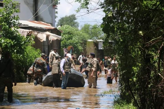 बाढ़ प्रभावित इलाकों से 325 लोगों को रेस्क्यू टीम ने निकालकर राहत पुनर्वास केंद्र रूप में शिफ्ट किया