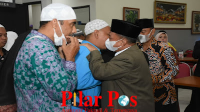 Bupati Situbondo Bersama Istrinya Menyambut Kedatangan Jamaah Haji