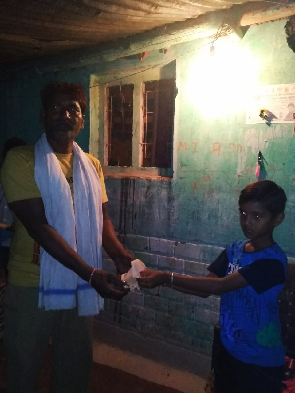 ग्राम डालमहु में 8 वर्षीय बालक मोहन ने गरीब असाय  बच्चो के साथ मास्क बाटकर मनाया जन्मदिन।