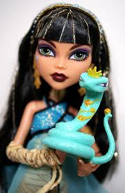 MARINA: Cleo de Nile y su mascota (la primera Cleo que salió a la venta, junto a su novio Deuce Gorgon)