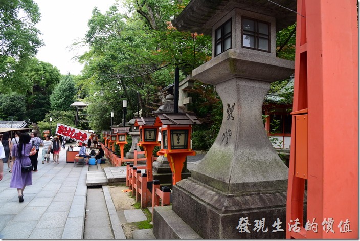 京都八阪神社的另一個特點是宮燈特別多。好像忘了拍那被誤認為鬼怪的「忠盛燈籠」，不過長相差不多，就是有點年代的樣子。 