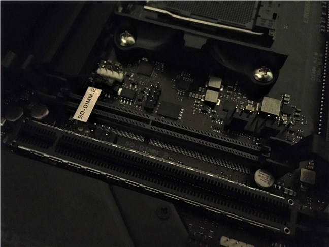 ASUS ROG Crosshair VIII Impact: สล็อต GPU เสริมด้วยโลหะ